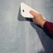 пригладить полотно шпателем